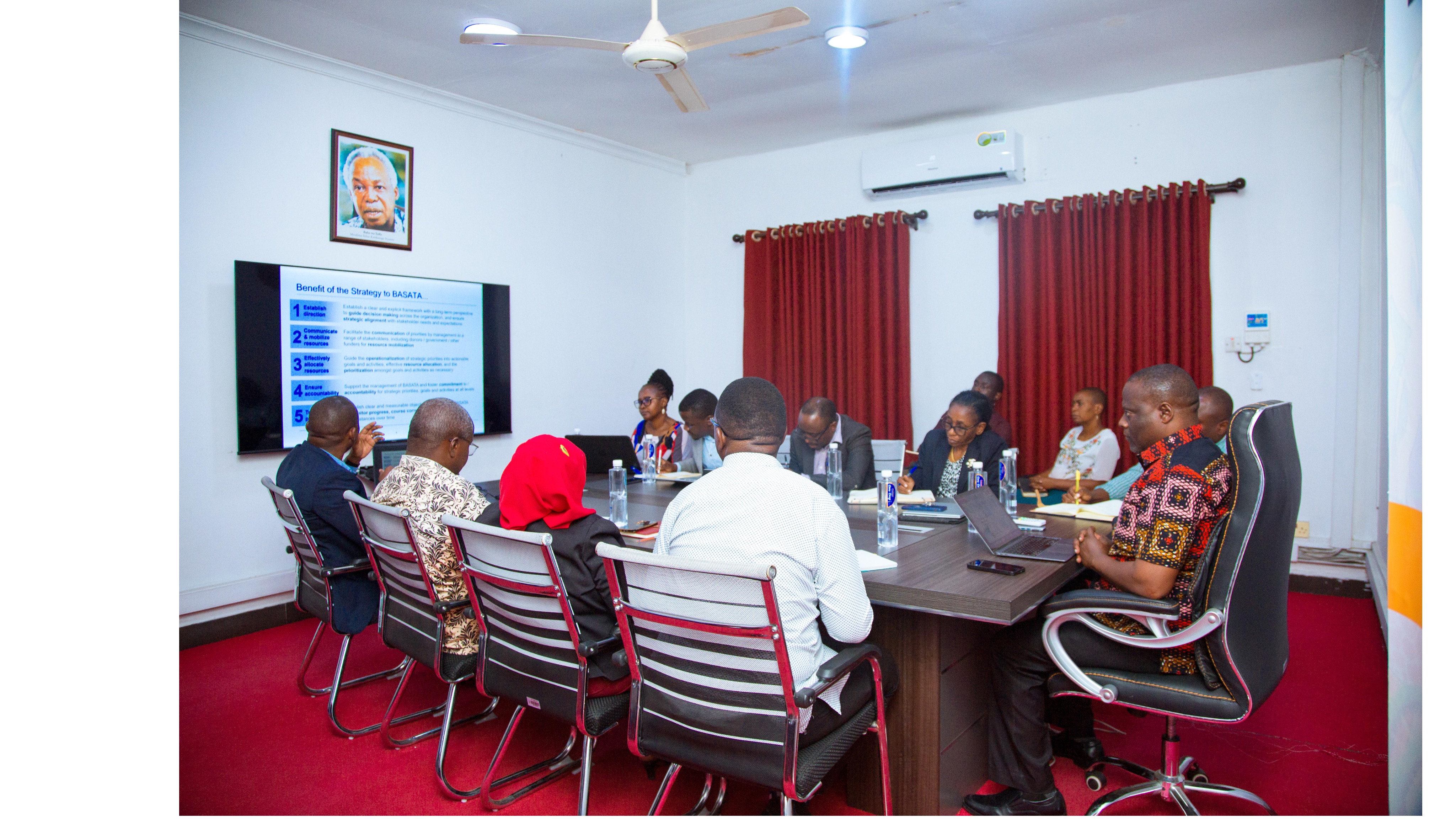 Timu ya wataalam wa uandaaji wa "Strategic Plan" kutoka chuo kikuu cha Dar es salaam ikiongozwa na Prof. Severine Kessy wakiwa katika kikao cha pamoja na Menejimenti ya BASATA